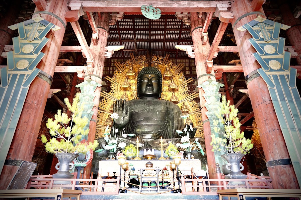 室內的大佛與供品特寫