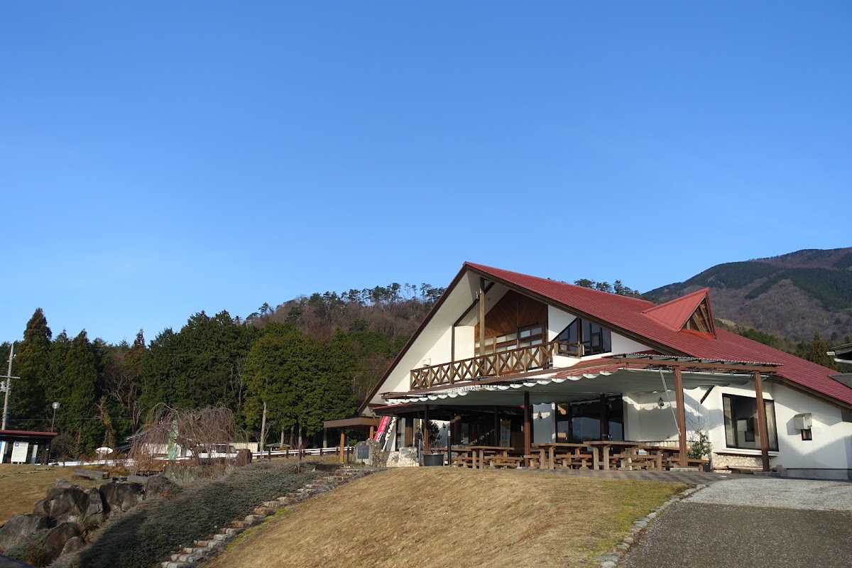 藍天下的主建築與戶外座位區