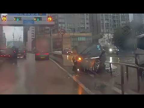 車CAM直擊 - 天雨路滑請小心駕駛🙏 東九龍走廊七人車收掣不及追撞前車再撞欄