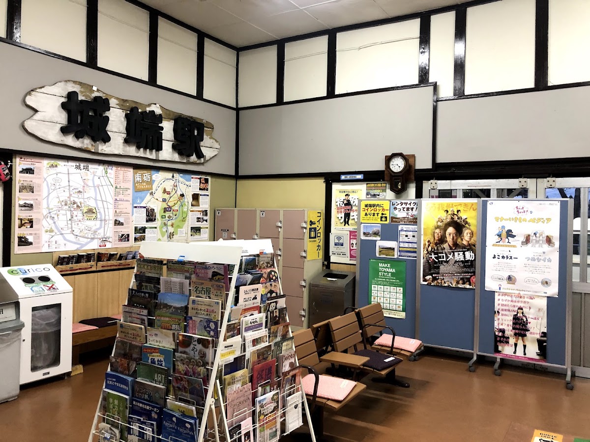 車站內部大廳旅遊資訊與座位