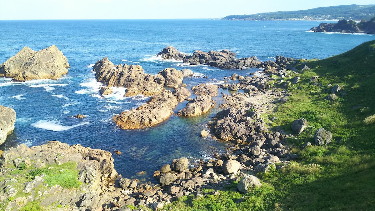 海岸岩石與蔚藍海洋大景