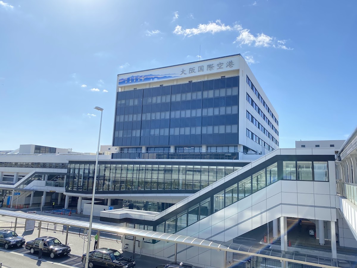 大阪國際機場白色主建築外觀