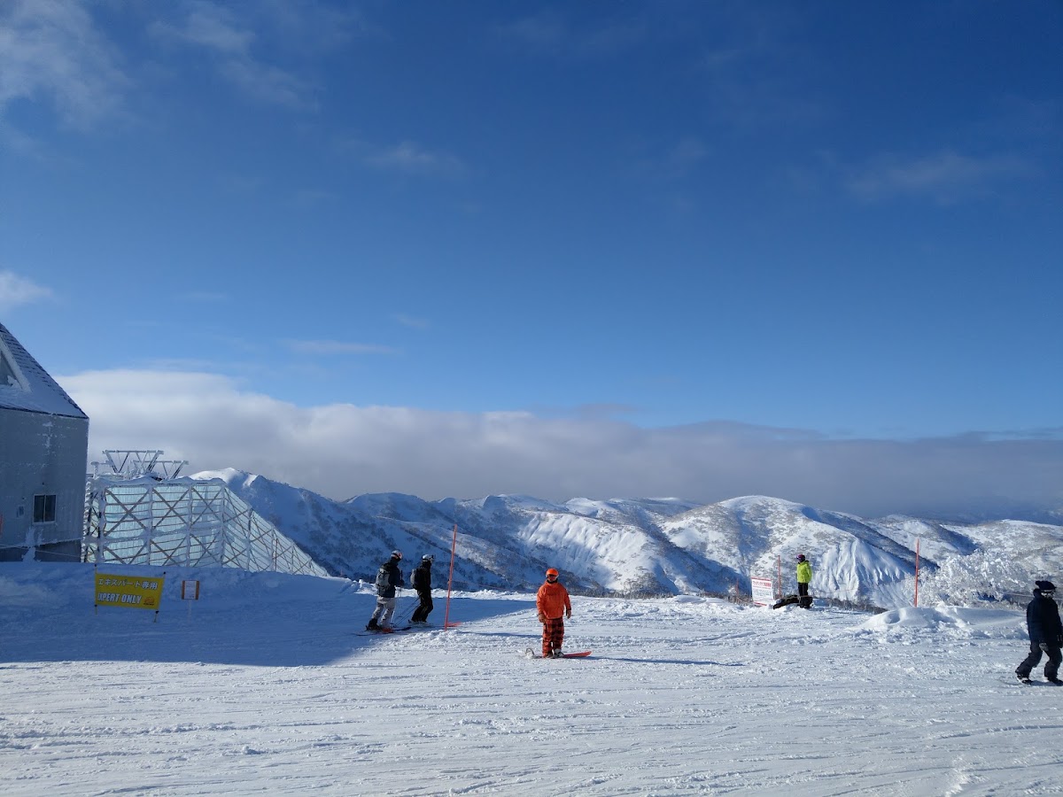 藍天白雲下的滑雪場與山脈大景