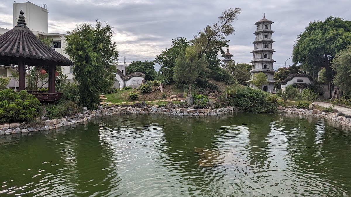 福州園池畔與寶塔遠景