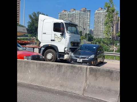 車CAM直擊 - 漆咸道北 長車轉線撞私家車 推行一段距離才停下