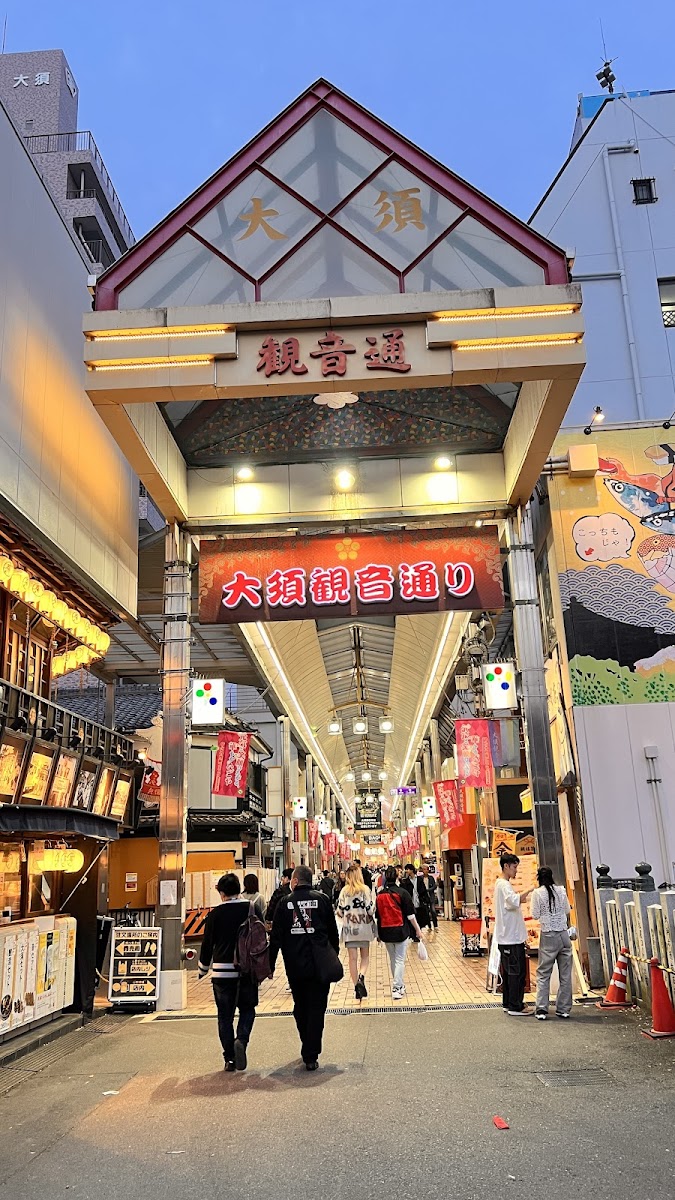 黃昏時的大須觀音通商店街入口