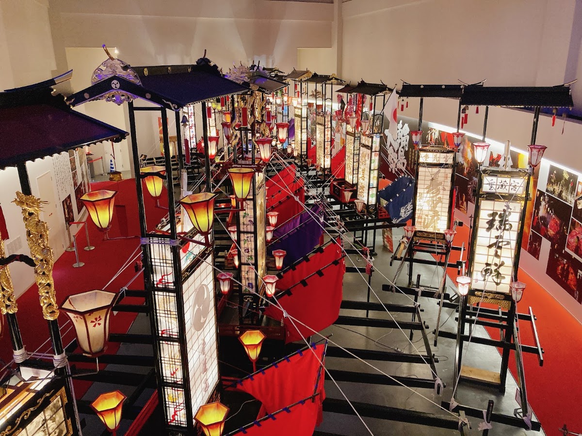 高處俯瞰多座切子燈籠展品