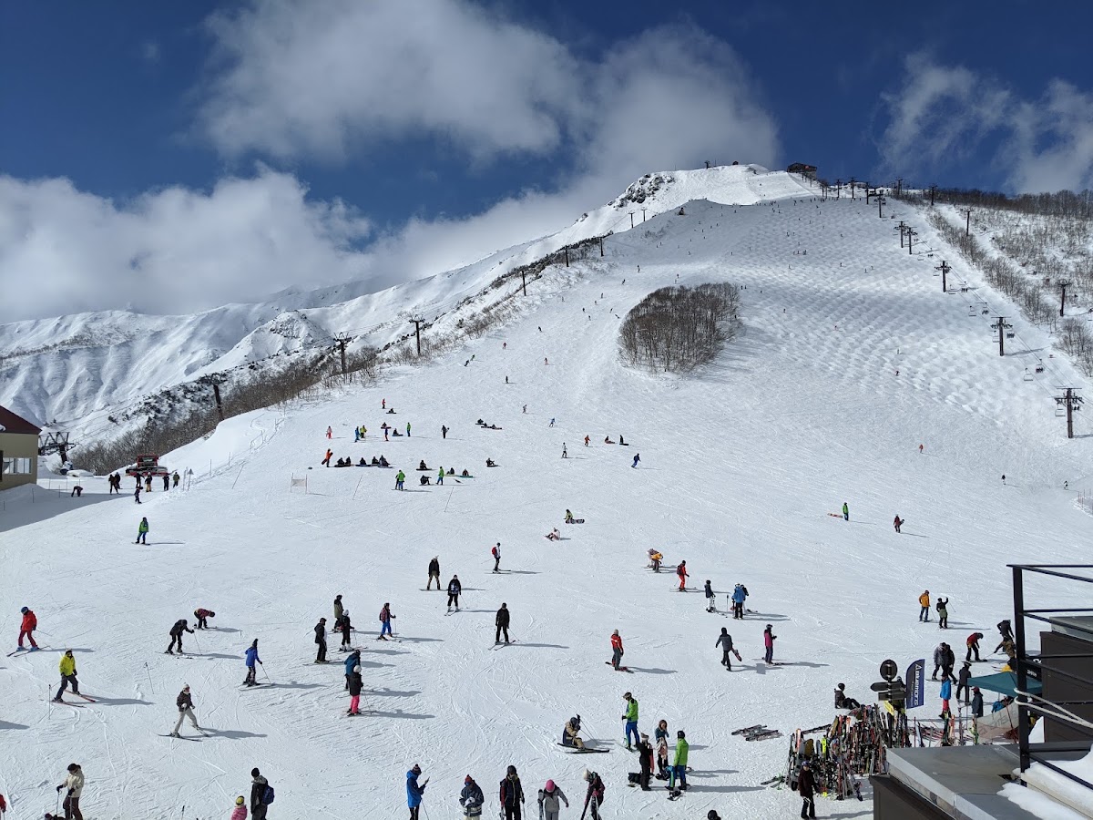 熱鬧的雪場滑雪與遊客