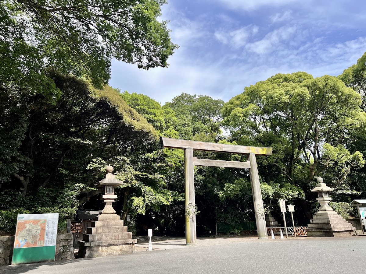 熱田神宮入口鳥居與石燈籠