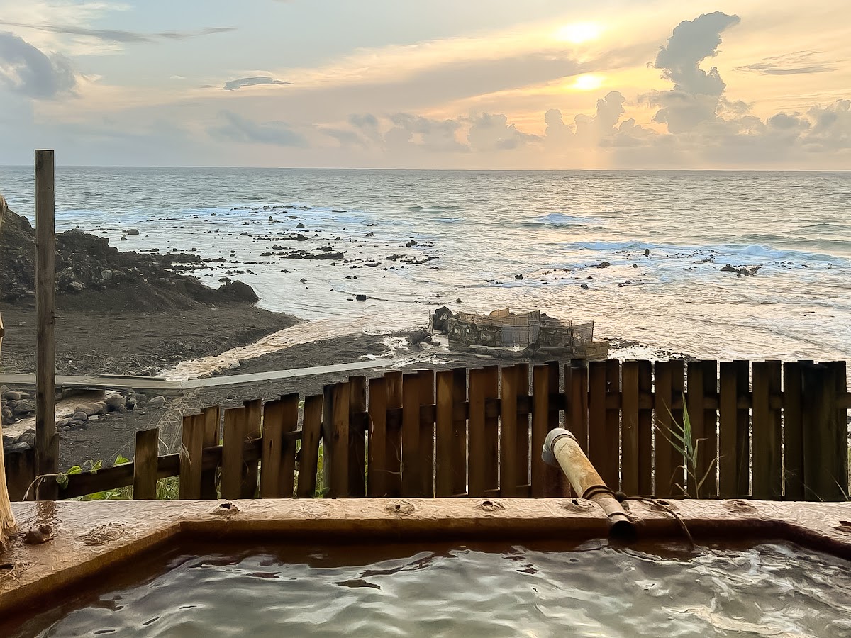 黃昏時分的戶外溫泉與海景