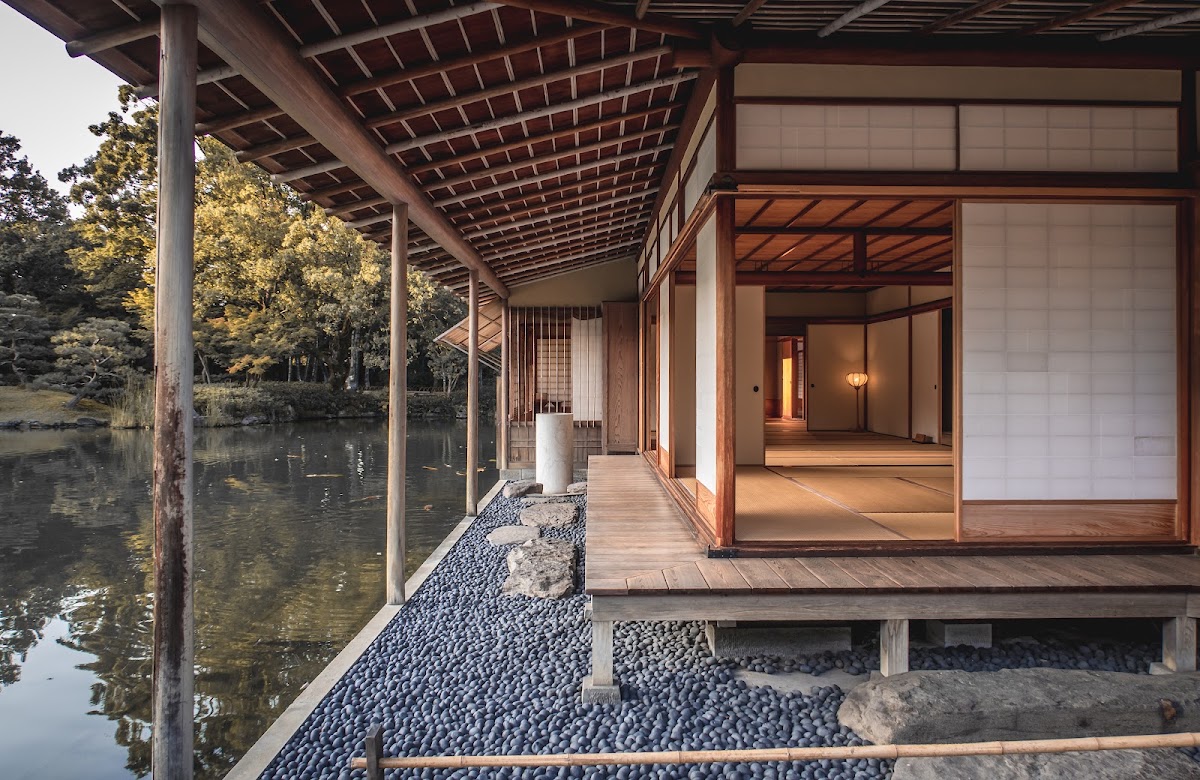 庭園池畔日式建築與紅葉