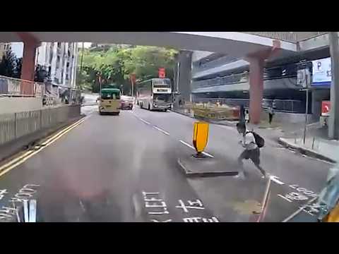 車CAM直擊 - 學童亂跑過安全島 只差一點點