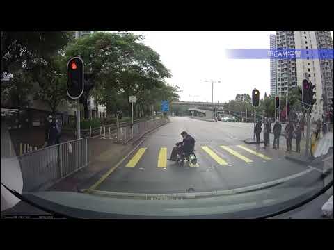 車CAM直擊 - 天水圍輪椅伯伯慢溜衝紅燈，好彩無發生意外😢