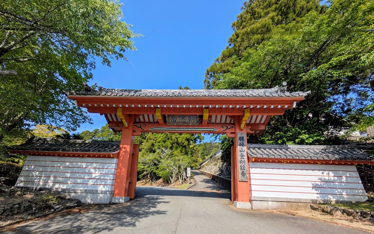 朝熊山金剛證寺的紅色大門外觀