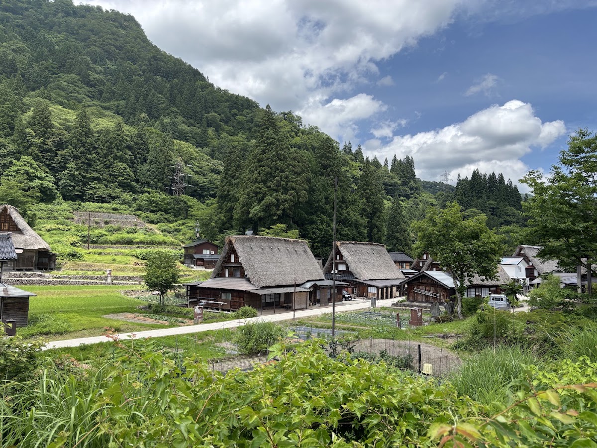 藍天白雲下的合掌造聚落美景