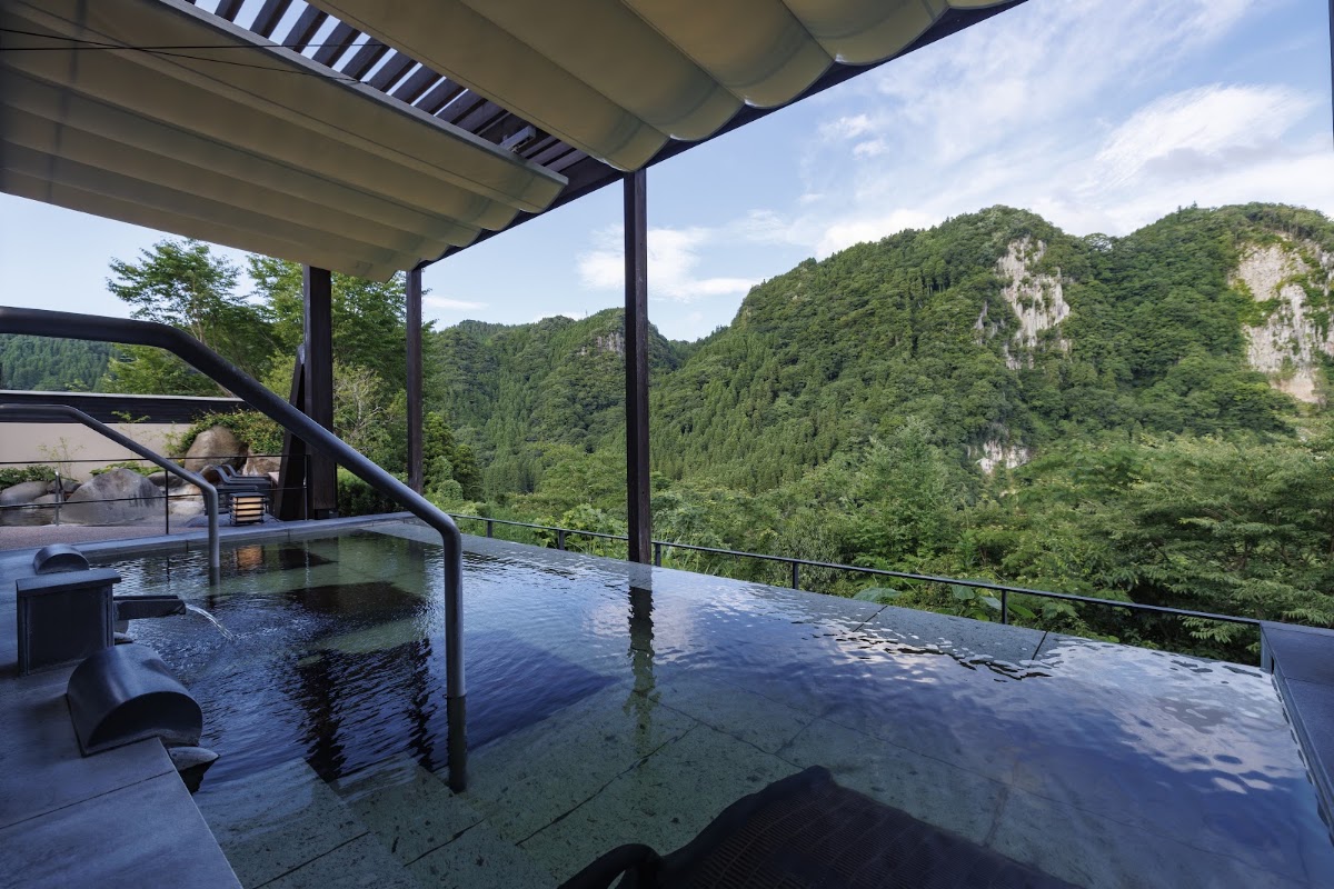 半露天溫泉與山景視野