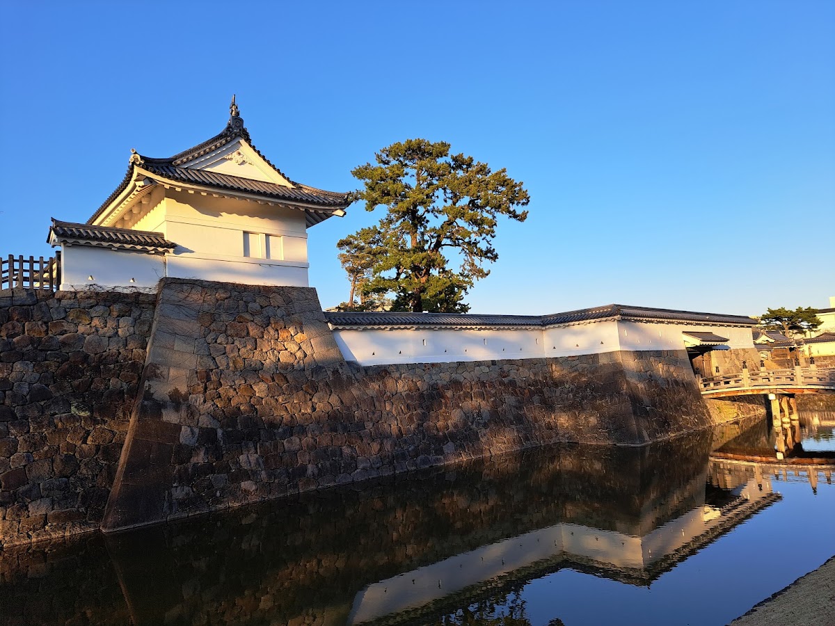 夕陽照耀下的城牆與護城河