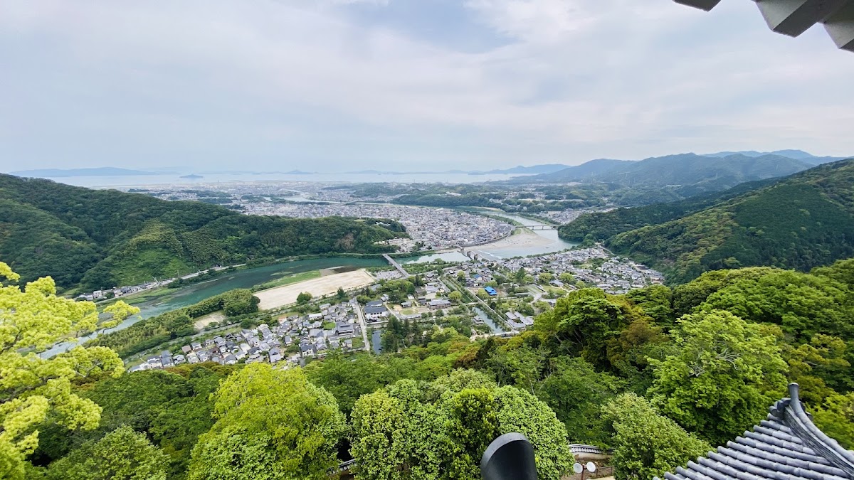 從岩國城俯瞰山下城鎮與河流風景