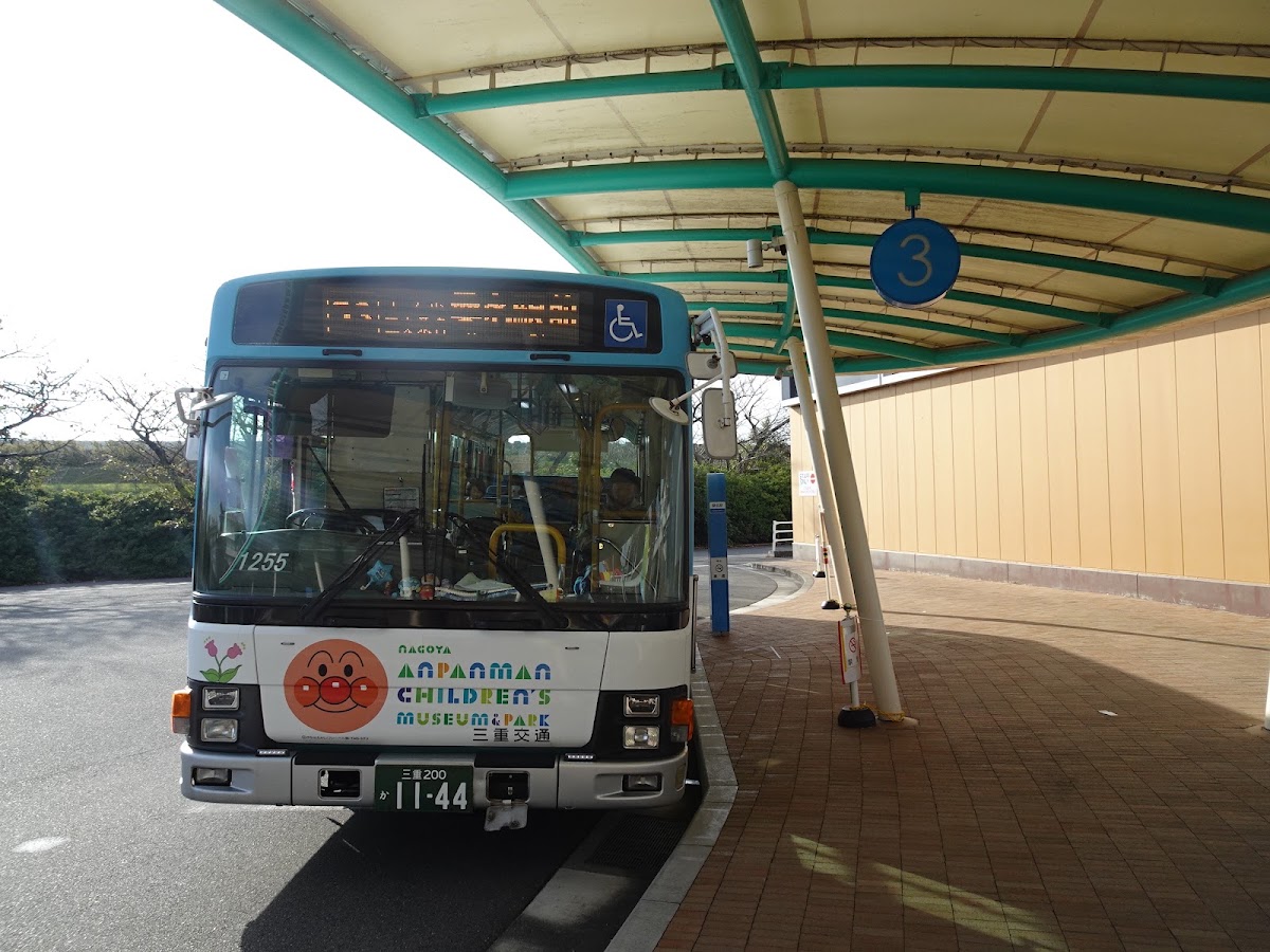 公車站牌與停靠的公車正面