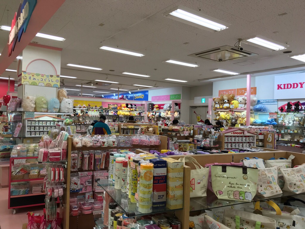 商店室內貨架與商品