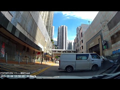 車CAM直擊 - 貨Van U-turn 攔腰撞車 新都會廣場對出