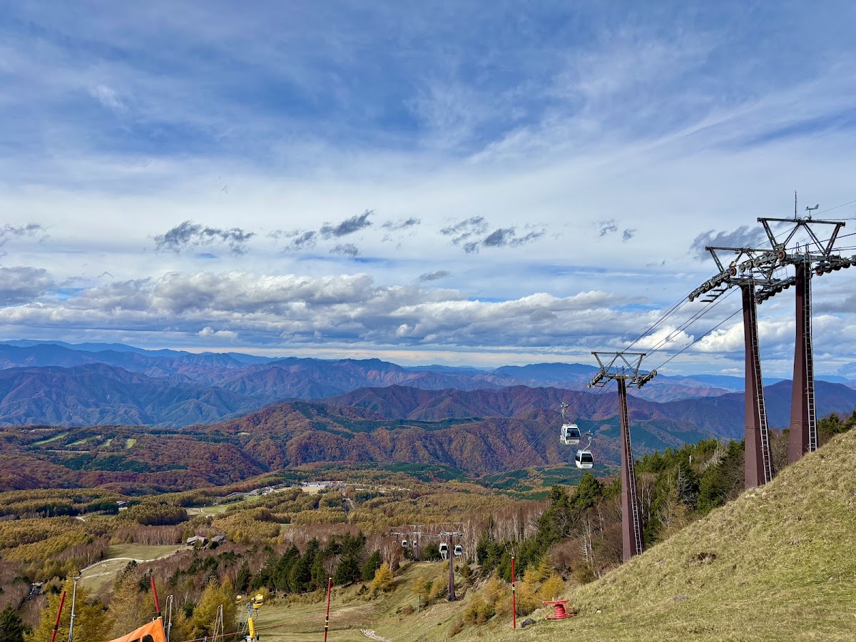 秋季紅葉山景與纜車