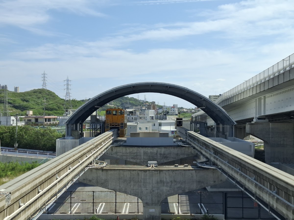 從站內遠眺軌道與周邊風景