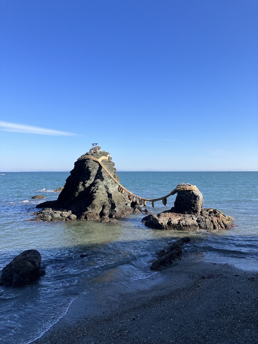 藍天下的夫婦岩全景