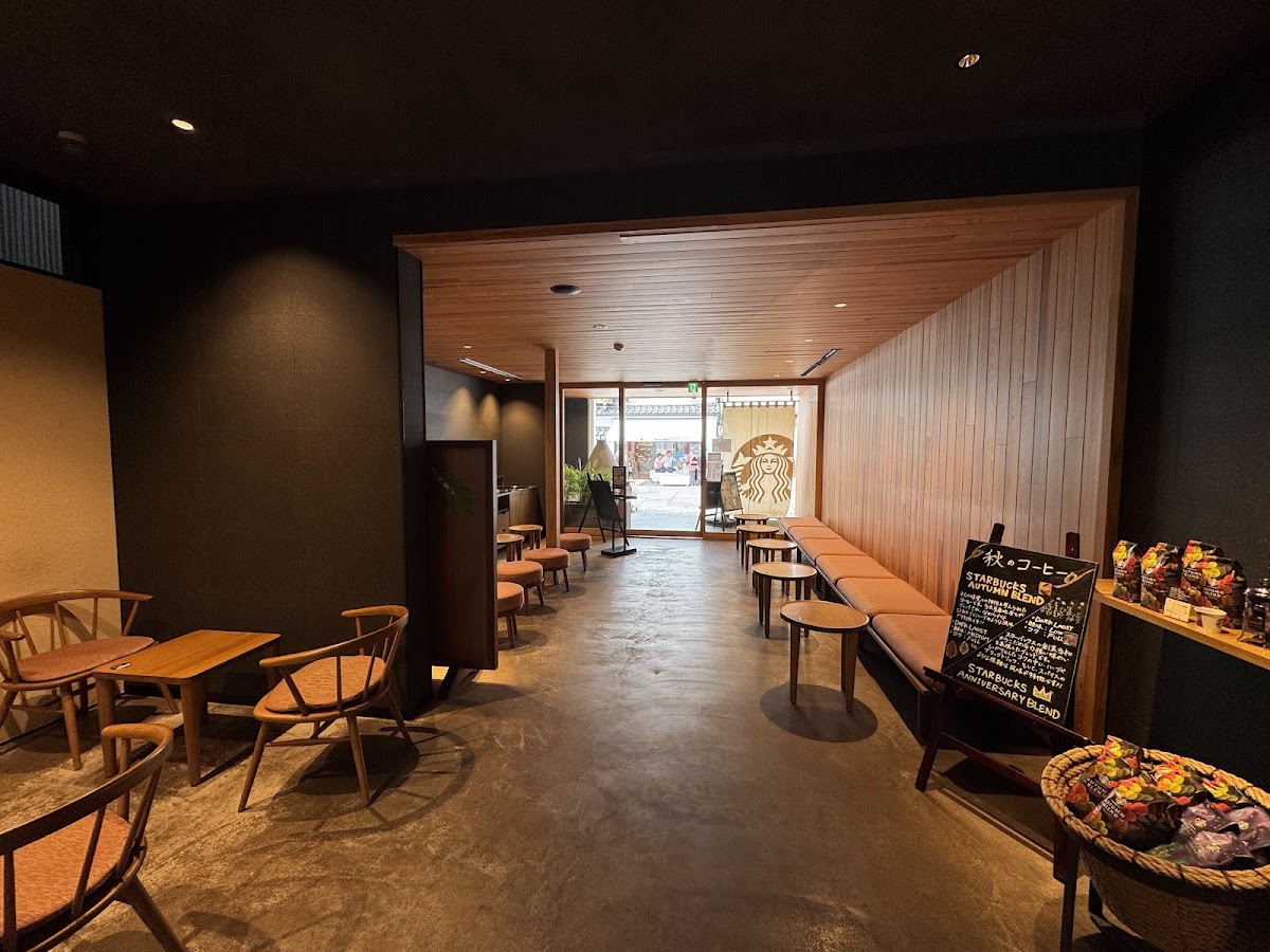 星巴克店內座位與木質裝潢