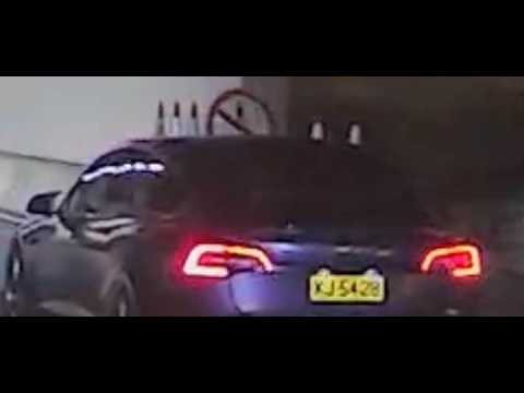 車CAM直擊 - 盲Teslun 無留意龍門架紅交叉 衝到埋工作人員前面先識停