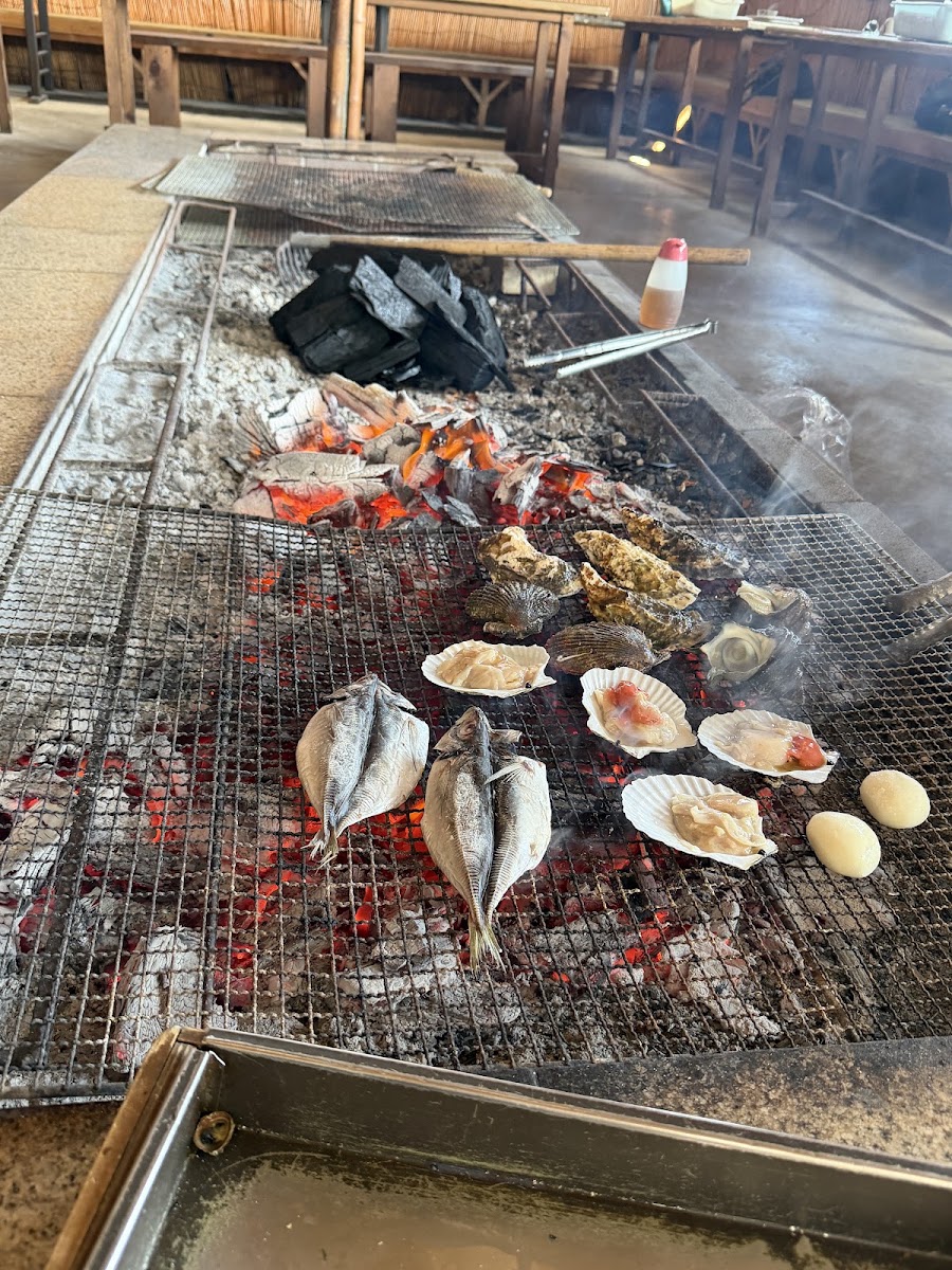 室內炭火烤爐與正在燒烤的食材