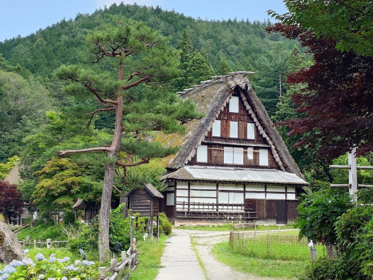 綠意山林中的傳統合掌造住宅