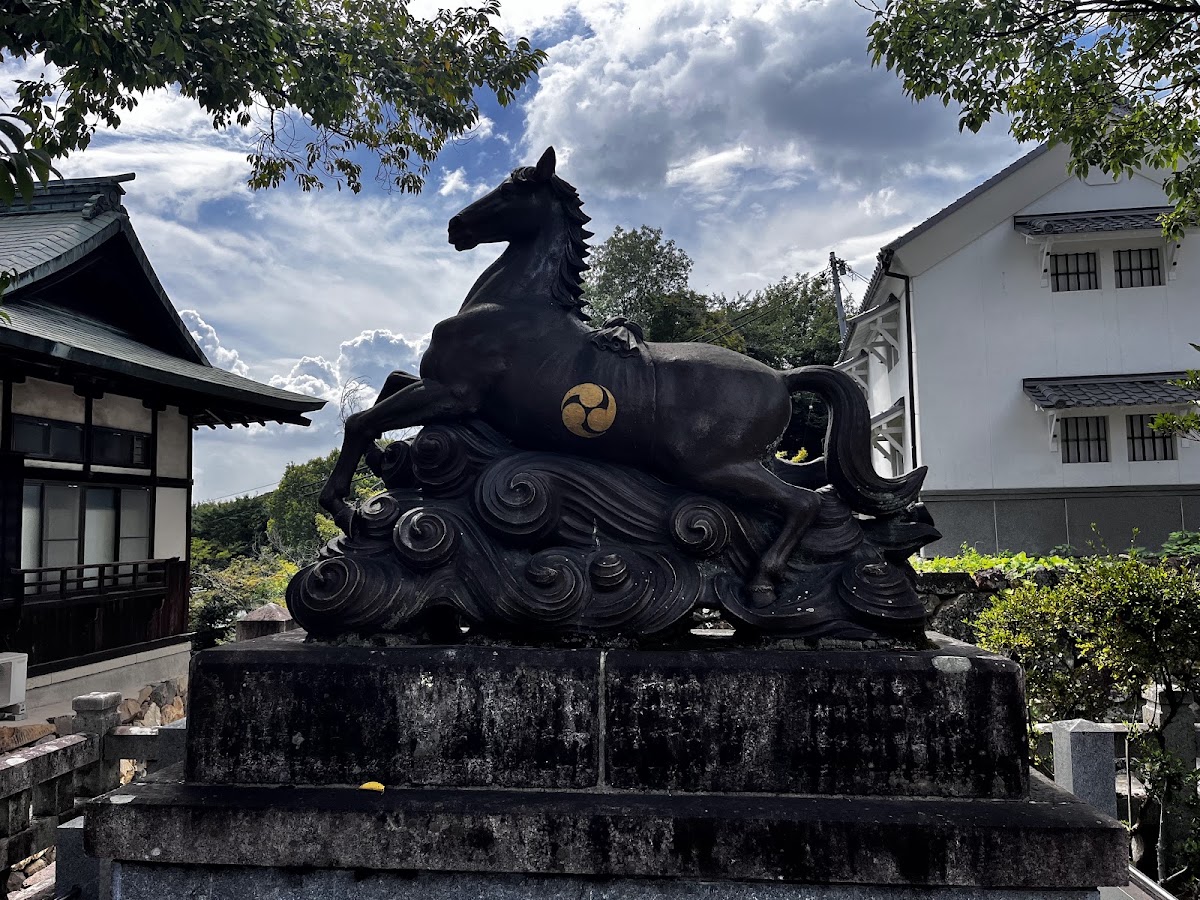神社神馬雕像特寫