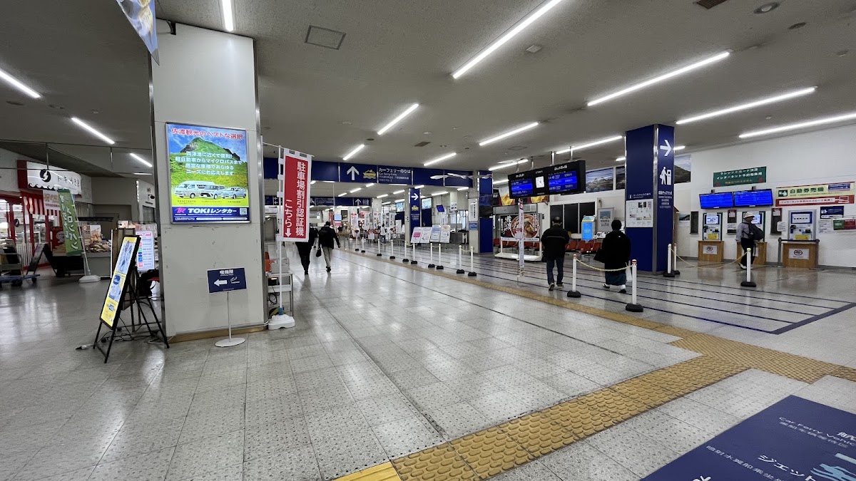 新潟港佐渡渡輪碼頭（新潟港 佐渡汽船ターミナル） 實景照片 1
