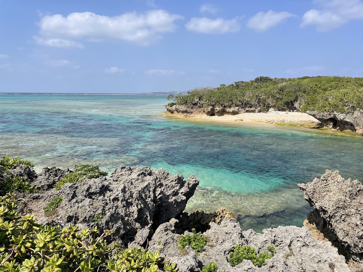 藍天海洋與海岸岩石