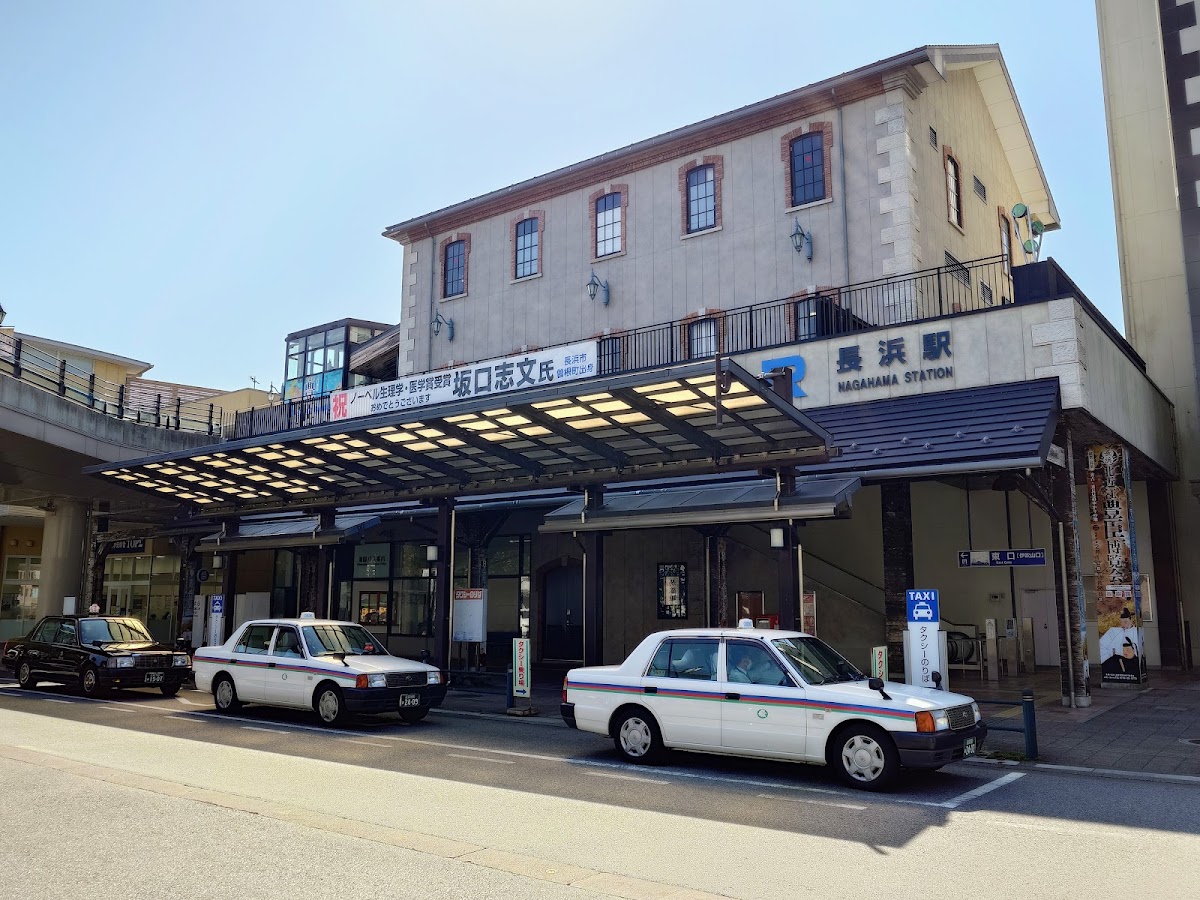 長濱站外觀與排班計程車