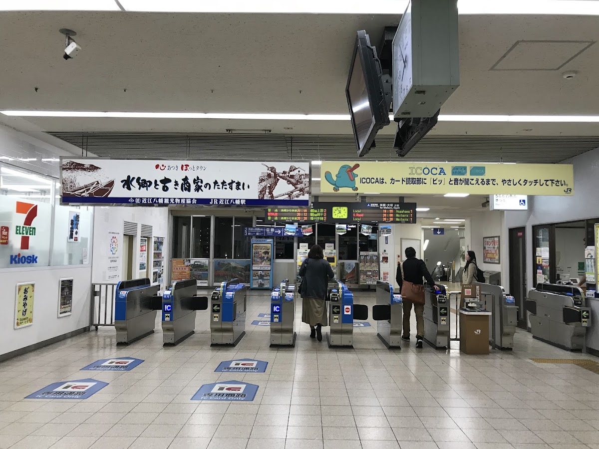 車站內部剪票口與自動售票機