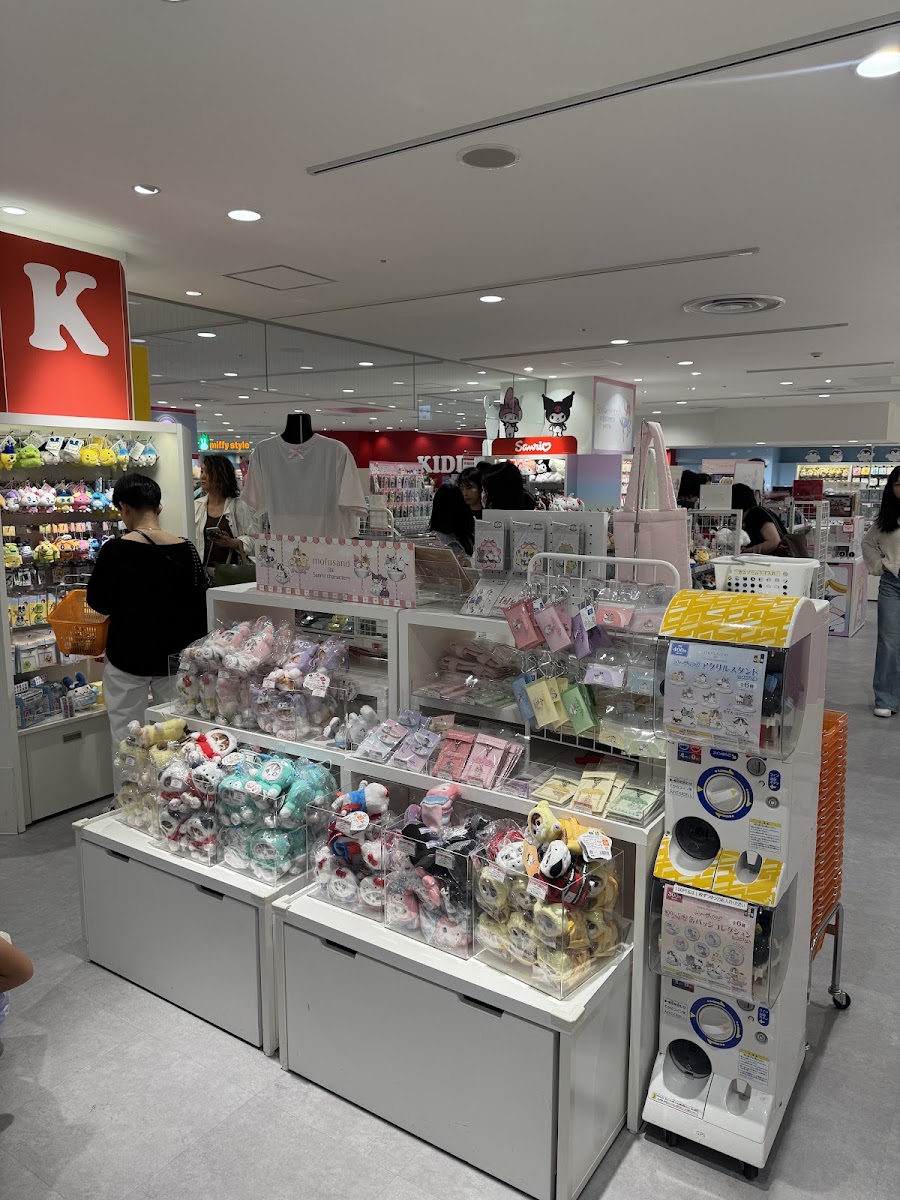 販售卡通周邊商品的明亮店鋪櫃位