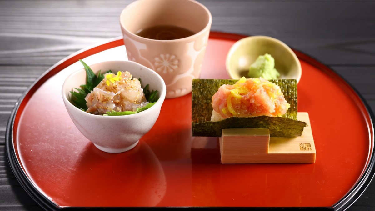 精緻生魚片與冷茶料理
