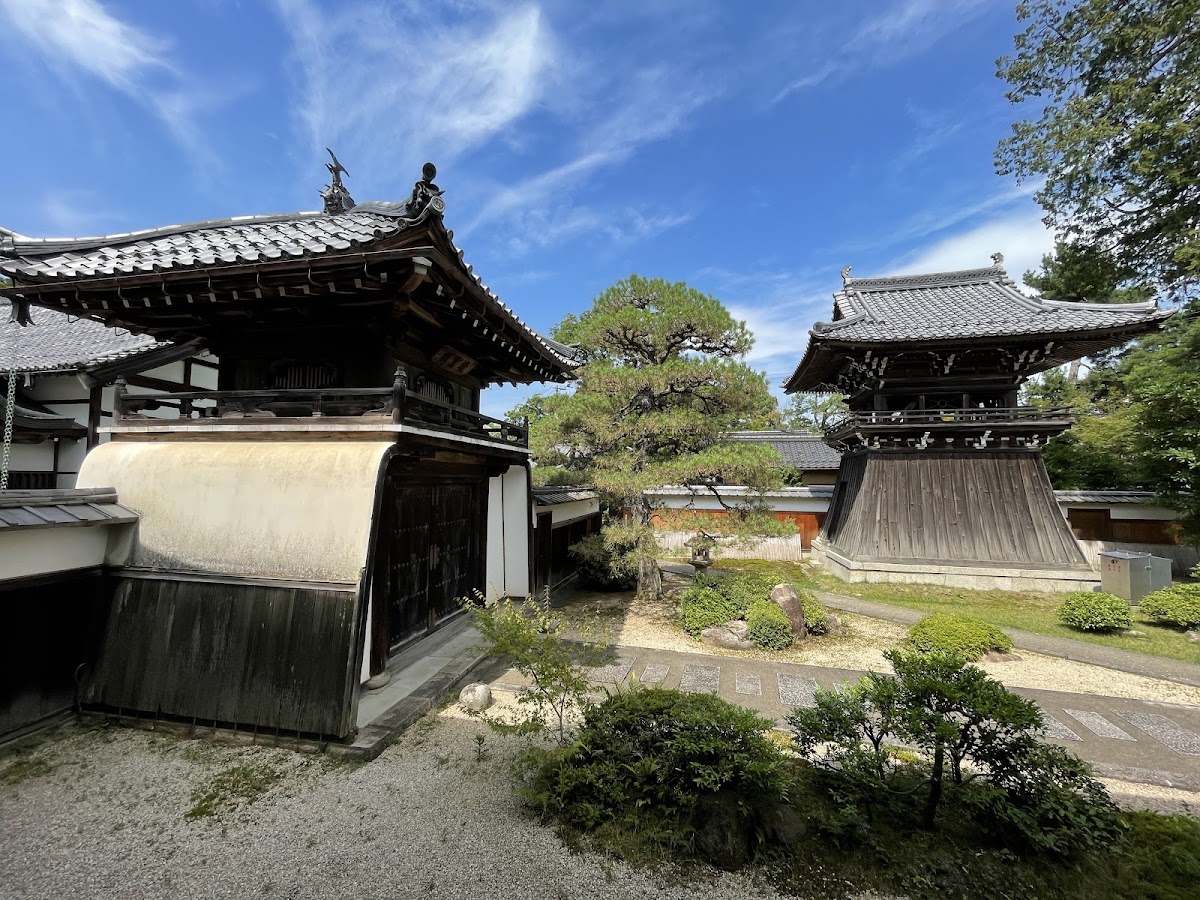 興福寺院內日式庭園與鐘樓建築