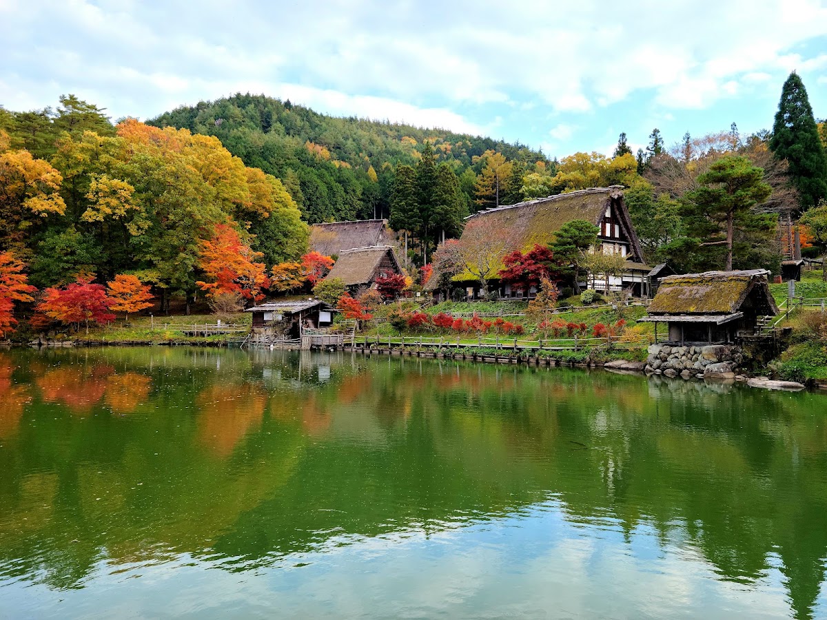 秋季楓紅與合掌村水池倒影大景
