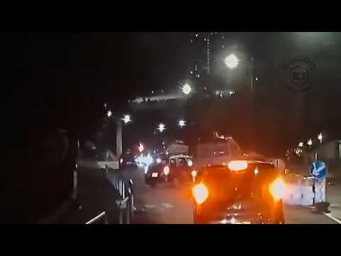 車CAM直擊 - 秀茂坪曉光街的士亂掉頭閘小巴 司機大佬嬲爆爆落車
