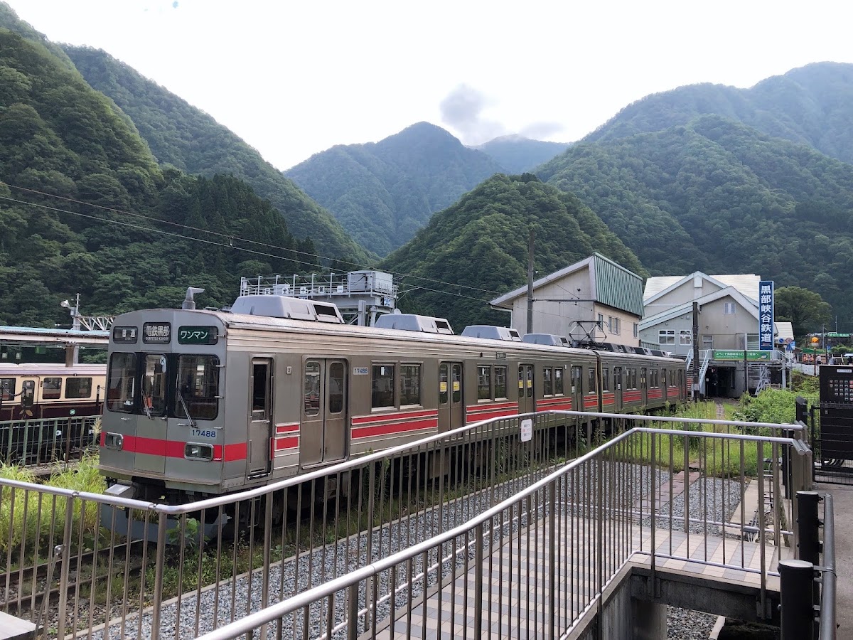停在車站旁與群山環繞的列車