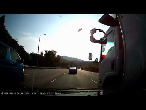 車CAM直擊 - 天來橫禍😰貨車突然由右掃撞埋嚟