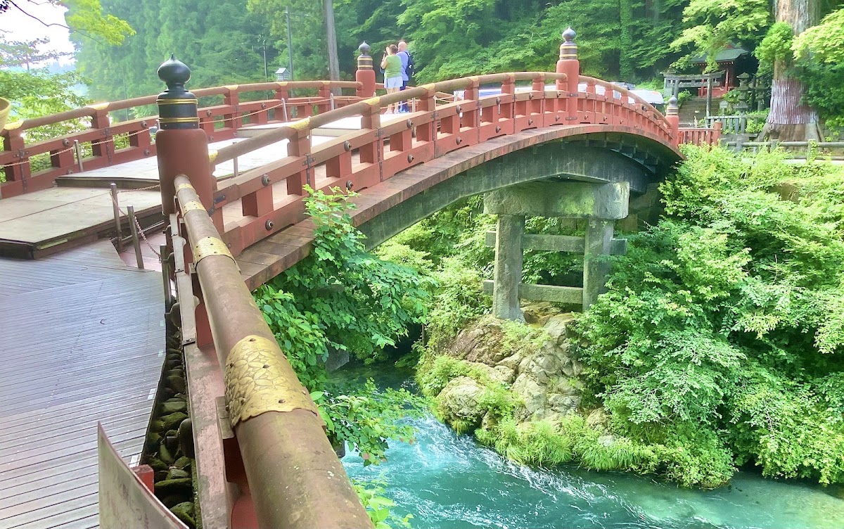 站在神橋木棧道上近距離特寫