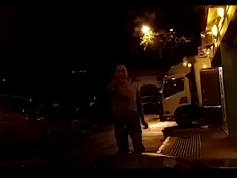 車CAM直擊 - (必睇) 上水圍的士乘客被另一男子窮追 對方更跳上車頂打爆玻璃 司機開車逃跑