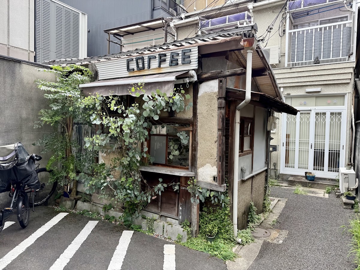 二條小屋白天明亮戶外建築全景