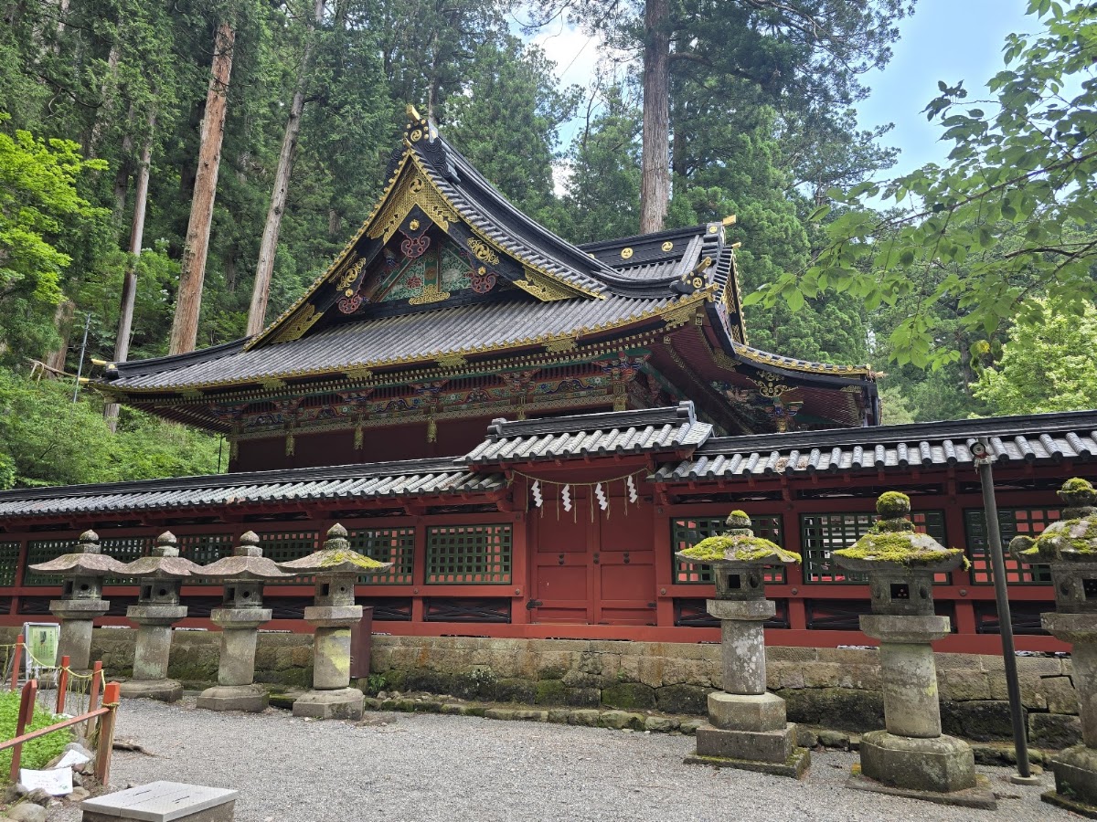 日光二荒山神社建築與石燈籠