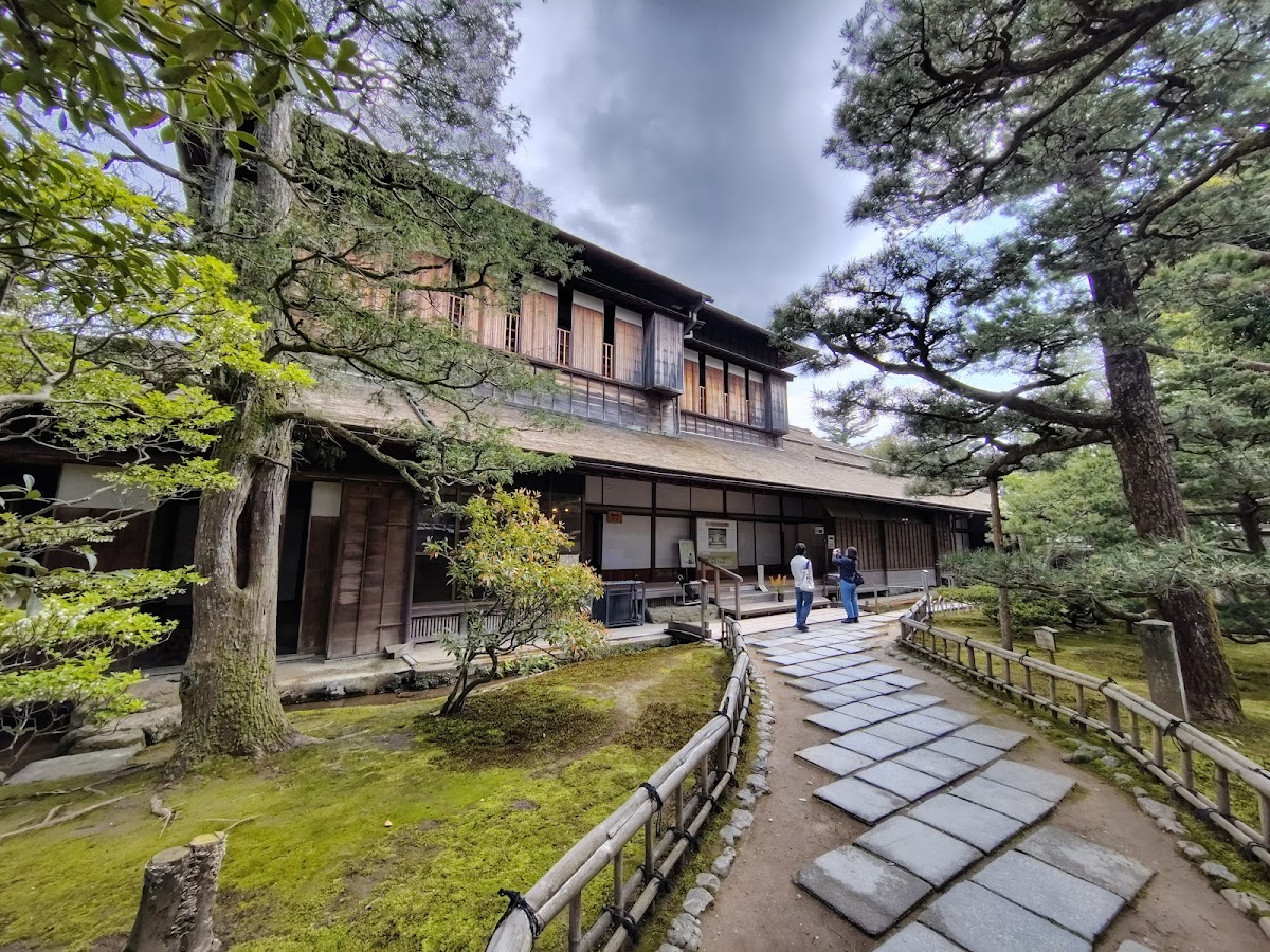 成巽閣宏偉建築與石板步道