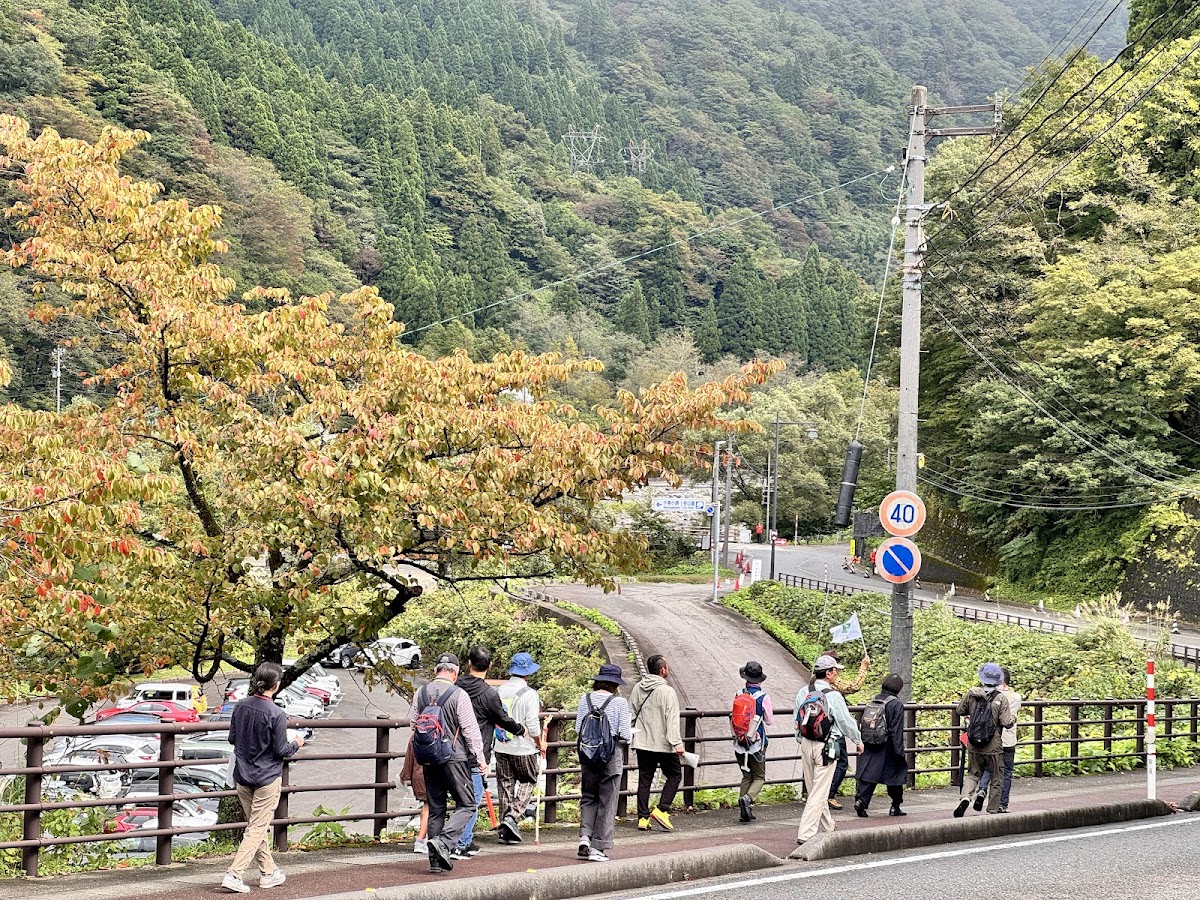 秋景群山下的行人和道路